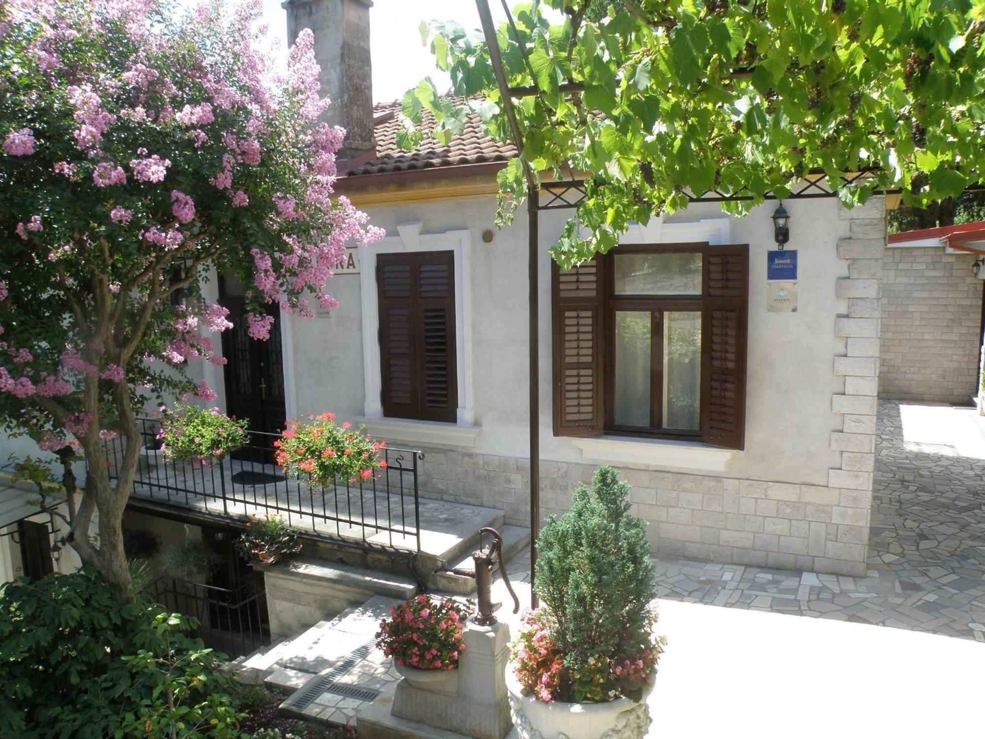 Apartments Villa Salona Opatija Bilik gambar